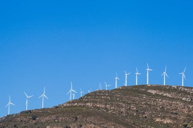 Mavi gökyüzü arka planında rüzgar türbini alanı görüntüsü