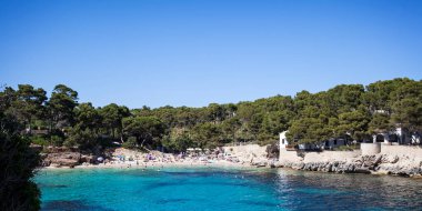 İspanya 'da güneşli bir günde Balear Adalarının güzel bir manzarası