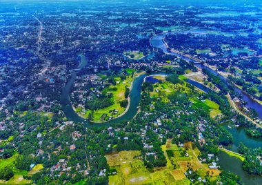 Bangladeş 'te yeşilliklerle çevrili akan Karnaphuli Nehri' nin havadan görüntüsü.