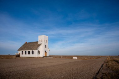 Kanada 'nın hayalet kasabası Alberta' da mavi gökyüzüne karşı ahşap bir kilise manzarası..