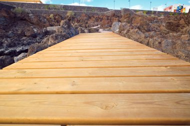 Volkanik bir kayanın içinden geçen tahta bir tahta kaldırım. La Restinga, El Hierro, Kanarya Adaları.