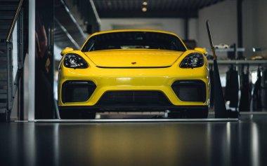 Sarı Porsche 718 GT4 Porsche Center, Orebro, İsveç