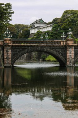 Japonya 'daki Tokyo İmparatorluk Sarayı Chiyoda' nın dikey çekimi.