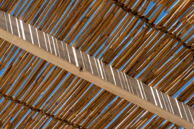 Hasır çatının alçak açılı görüntüsü.