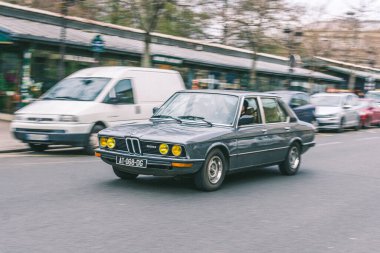 Klasik BMW E28 520 5 serisi şehir sokaklarında