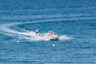 Suyun üstünde düşen bir adamın fotoğrafı.