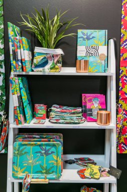 El yapımı tasarım fuarında sergi standında sergilenen bir dizi tropikal yaz tarzı durağanlık ve tepsi