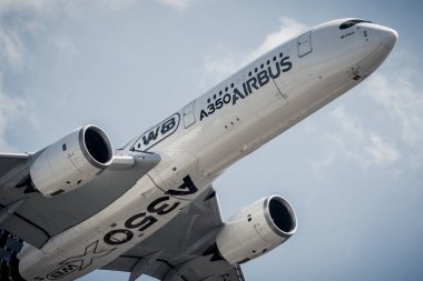 Gökyüzündeki A350 uçağının yakın çekimi.