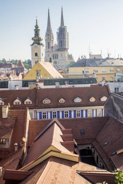 Mary 'nin Varsayımı Katedrali ve Zagreb' deki binaların çatılarının dikey görüntüsü