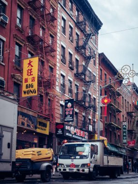 Çin Mahallesi 'ndeki kamyonlarla, New York City, ABD' deki sokak hayatının dikey görüntüsü.