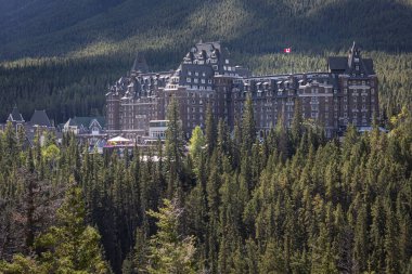 Banff, Alberta, Kanada 'da bir ormanda bir otel.