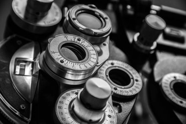 Bir phoropter 'ın gri tonlu yakın çekim görüntüsü