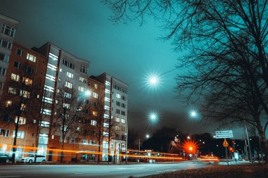 Stockholm, İsveç 'te gece vakti trafik ışıklarıyla aydınlatılan binalar ve yol görüntüleri.