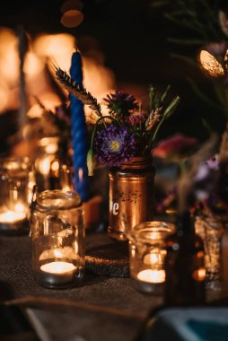 Masanın üzerinde dikey bir kandal ve çiçek görüntüsü