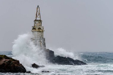 Bulgaristan 'ın Karadeniz kıyısındaki Achtopol körfezinde eski bir deniz feneri yakınlarında büyük bir fırtına