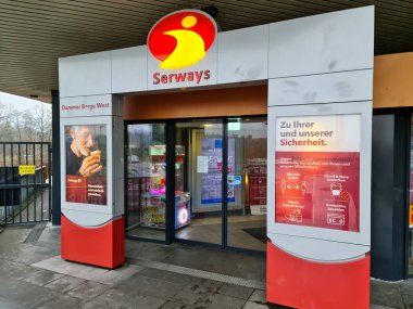 Alman A1 otobanındaki bir dinlenme alanının girişinde Serways şirketinin logosuyla çekilmiş bir fotoğraf.