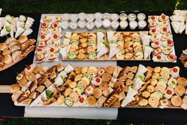 Tahta masadaki kahve molasının yakın plan çekimi.