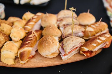 Tahtadaki kahve molasının yakın plan çekimi.