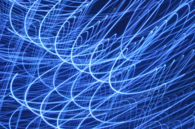 Işık kaynağındaki neon mavisi elektronların dalga olarak enerji alıp salınımının bir göstergesi.