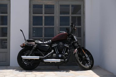 Yunanistan 'ın Mykonos kentindeki binanın önüne bir motosiklet park edilmiş.