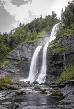 Haute-Savoie, Fransa 'da Alpler' de manzaralı bir şelale.