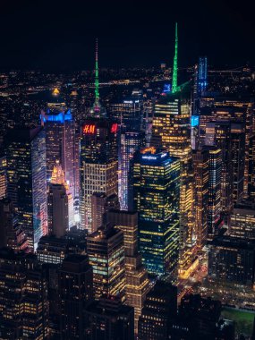 Gece hayatı ve New York 'taki gökdelenlerin dikey görüntüsü.