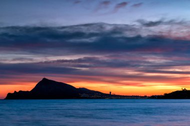 Deniz kıyısında gün batımının güzel bir görüntüsü.