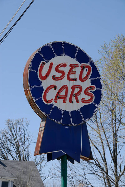 Винтажный знак на стоянке подержанных автомобилей в Сент-Чарльз, Миссури, США.