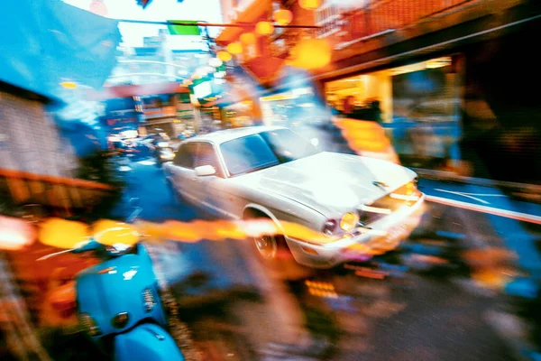 Carro Que Faz Zoom Pelas Ruas Taiwan Com Luzes Embaçadas — Fotografia de Stock