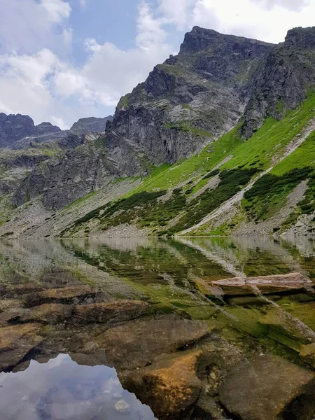 Hermoso Plano Lago Paisaje Bajo Los Cielos Nublados —  Fotos de Stock