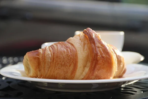 Croissant Sekély Fókusza Egy Kerámia Fehér Tányérra Asztalon — Stock Fotó