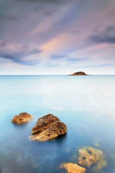 Plan Vertical Lac Calme Avec Des Pierres Sous Ciel Violet — Photo