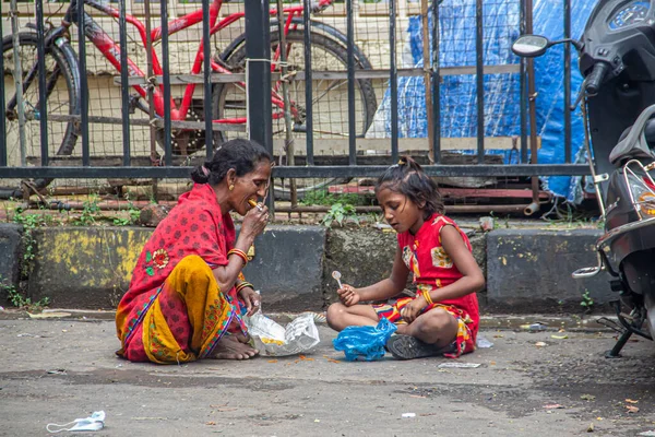Una Pobre Madre Hija Comiendo Comida Bolsas Plástico Sentadas Calle — Foto de Stock