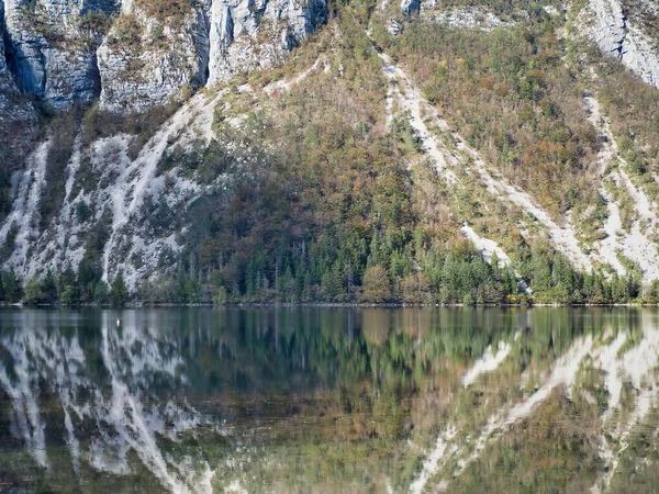 Μια Όμορφη Θέα Του Βράχου Αντανάκλαση Στη Λίμνη Στο Triglav — Φωτογραφία Αρχείου