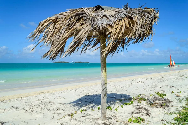 キューバでピラーとビーチ傘を — ストック写真