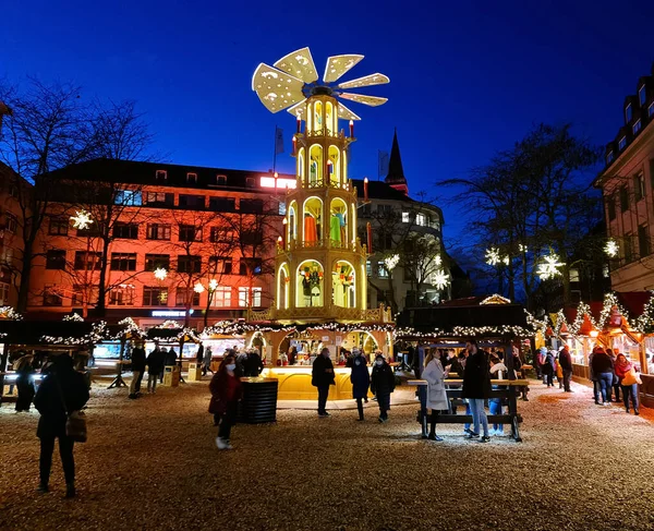Krásný Výhled Vánoční Trh Německu Mnoha Návštěvníky Velký Lehký Kolotoč — Stock fotografie