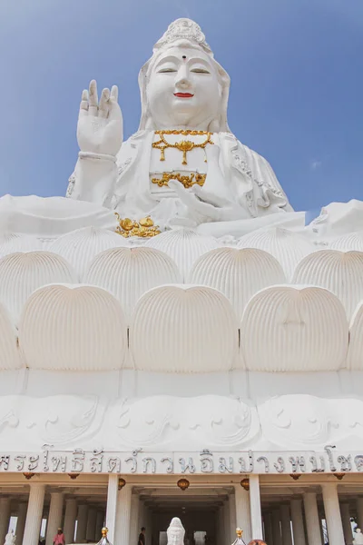 Colpo Basso Angolo Della Grande Statua Buddha Contro Cielo Blu — Foto Stock