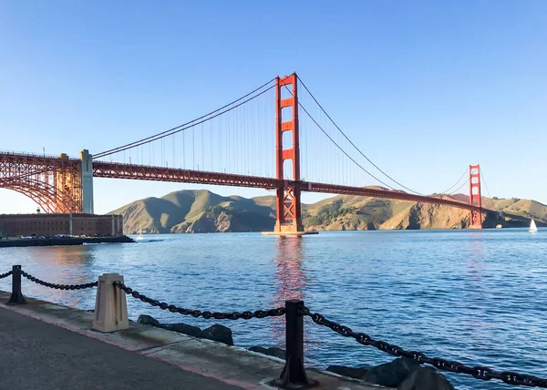 Een Uitzicht Aan Het Water Bij Marine Met Gouden Poortbrug — Stockfoto