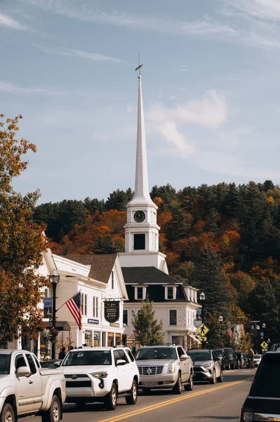 Amerikan Kilisesi Sonbahar Ormanı Nın Dikey Çekimi — Stok fotoğraf
