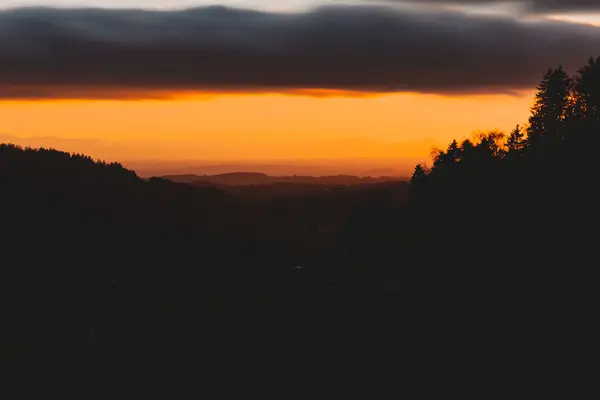 日没の空に対する谷の写真 — ストック写真