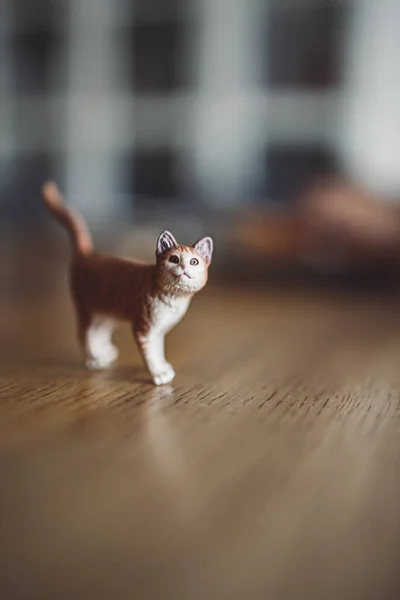 Vertikale Nahaufnahme Einer Spielzeugkatze Auf Dem Boden — Stockfoto