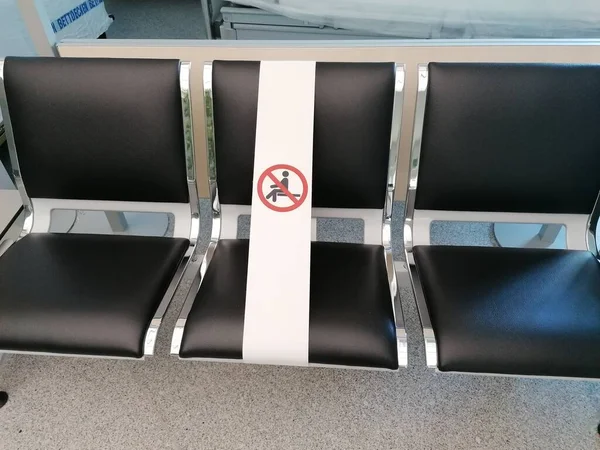 Eine Reihe Von Wartehallen Stühlen Mit Einem Hinweisschild Zur Sozialen — Stockfoto