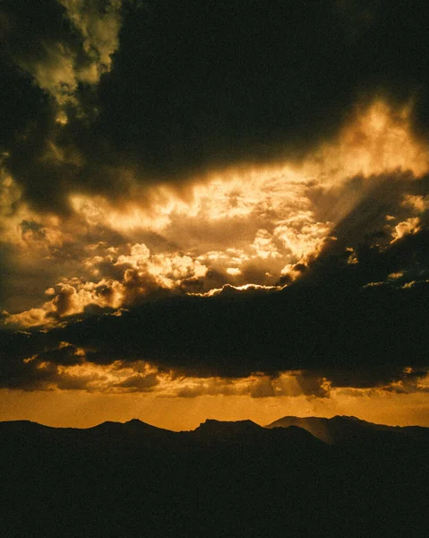 Красивый Вид Закат Сияющий Облачном Небе — стоковое фото