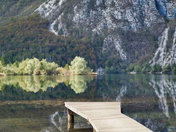 Piękny Widok Skalne Odbicie Jeziorze Parku Narodowym Triglav Bohinjsko Słowenia — Zdjęcie stockowe