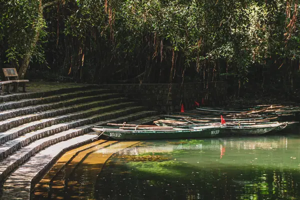 Ein Schöner Blick Auf Kleine Boote Fluss Neben Den Treppen — Stockfoto