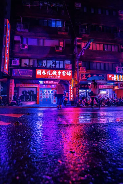 Вертикальный Снимок Красивых Дождливых Улиц Тайваня Яркими Неоновыми Огнями Людьми — стоковое фото