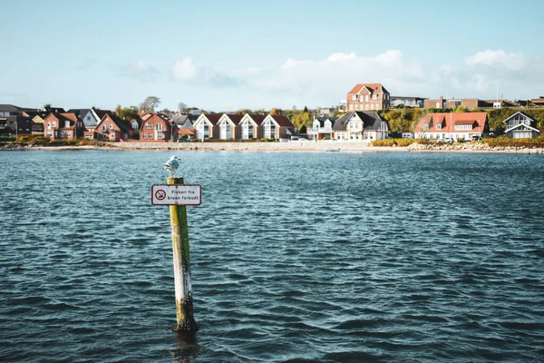 デンマークのSonderborgの港の近くの木の標識 — ストック写真