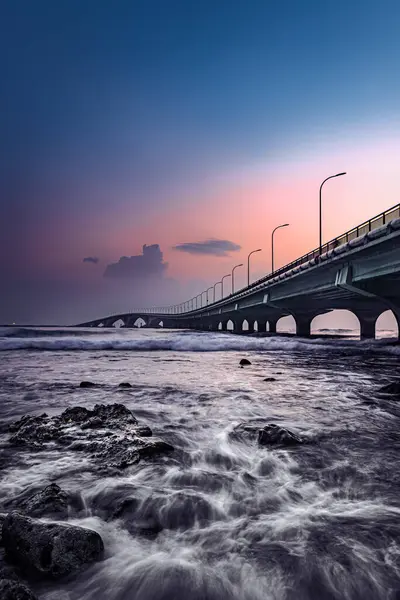 Вертикальный Снимок Яркого Закатного Неба Над Мостом Берега — стоковое фото