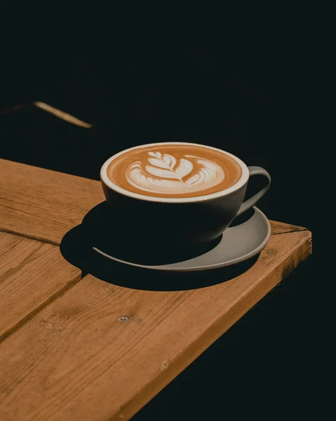 Närbild Kopp Välsmakande Latte Kaffe Ett Träbord Ett Café — Stockfoto