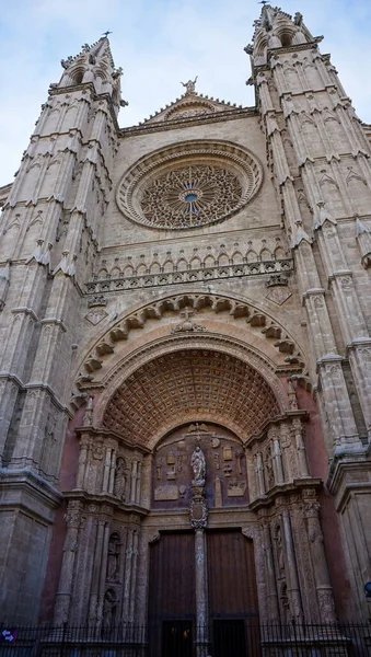Spanya Daki Santa Maria Mallorca Katedral Bazilikası Nın Alçak Açılı — Stok fotoğraf